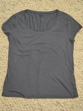 No Boundaries Women's Short Sleeve Scoop Neck Tee - Charcoal Gray